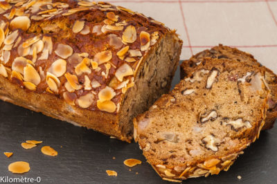 Photo de recette de gâteau du matin, cake, gâteau, dessert, gouter,  hiver, automne, noix, poires, fruits, facile, bio, amandes de  Kilomètre-0, blog de cuisine réalisée à partir de produits de saison et issus de circuits courts