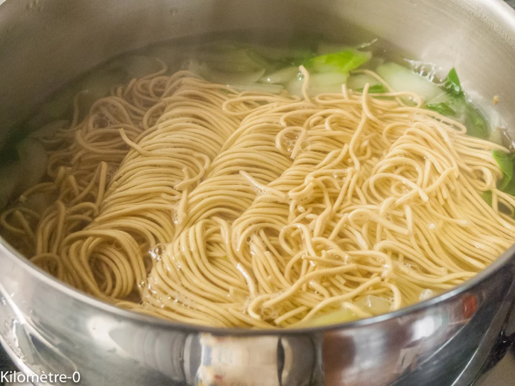 Soupe de poulet aux nouilles et chou chinois - Étape 8