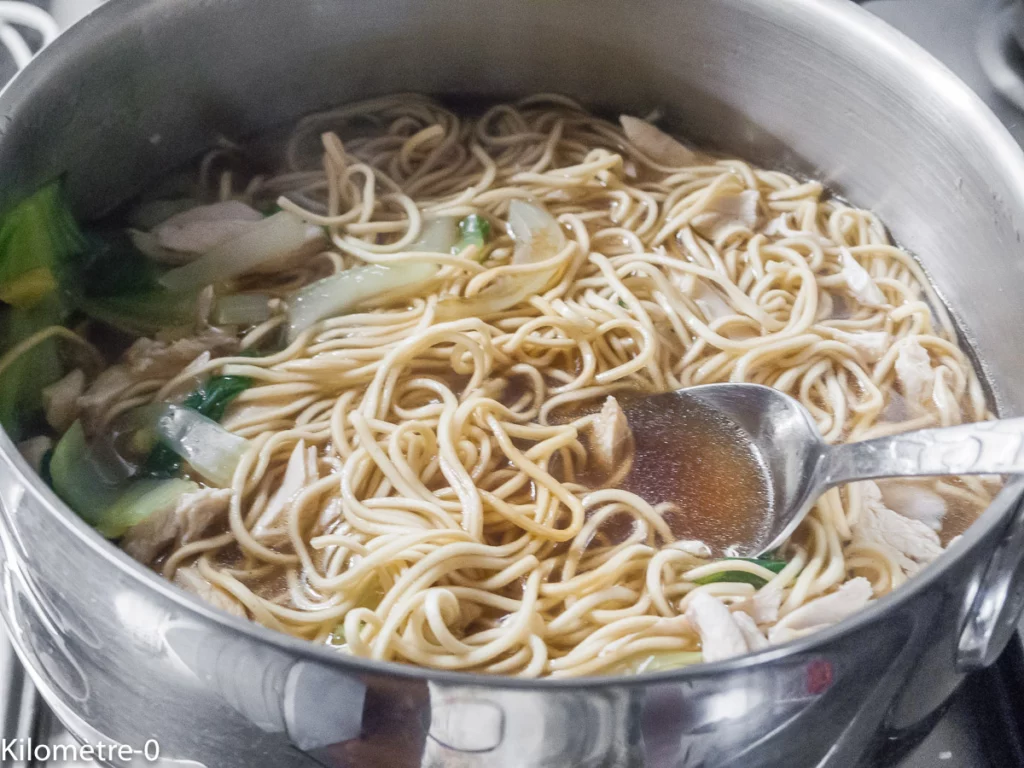 Soupe de poulet aux nouilles et chou chinois - Étape 9