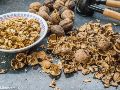 Banana bread : étape 1 — Cassez les noix pour obtenir 100 g de cerneaux.