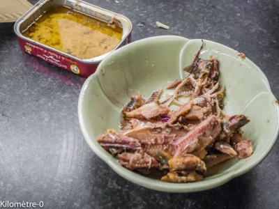 Salade de chou rouge aux oeufs et sardines : étape 3 — Enlevez les arêtes des sardines.