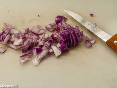 Soupe aux pois, épinards et chorizo : étape 3 — Épluchez l'oignon, émincez-le ...