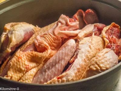 Recette du confit de canard : étape 3 — Déposez les morceaux bien tassés dans une cocotte si possible en fonte.