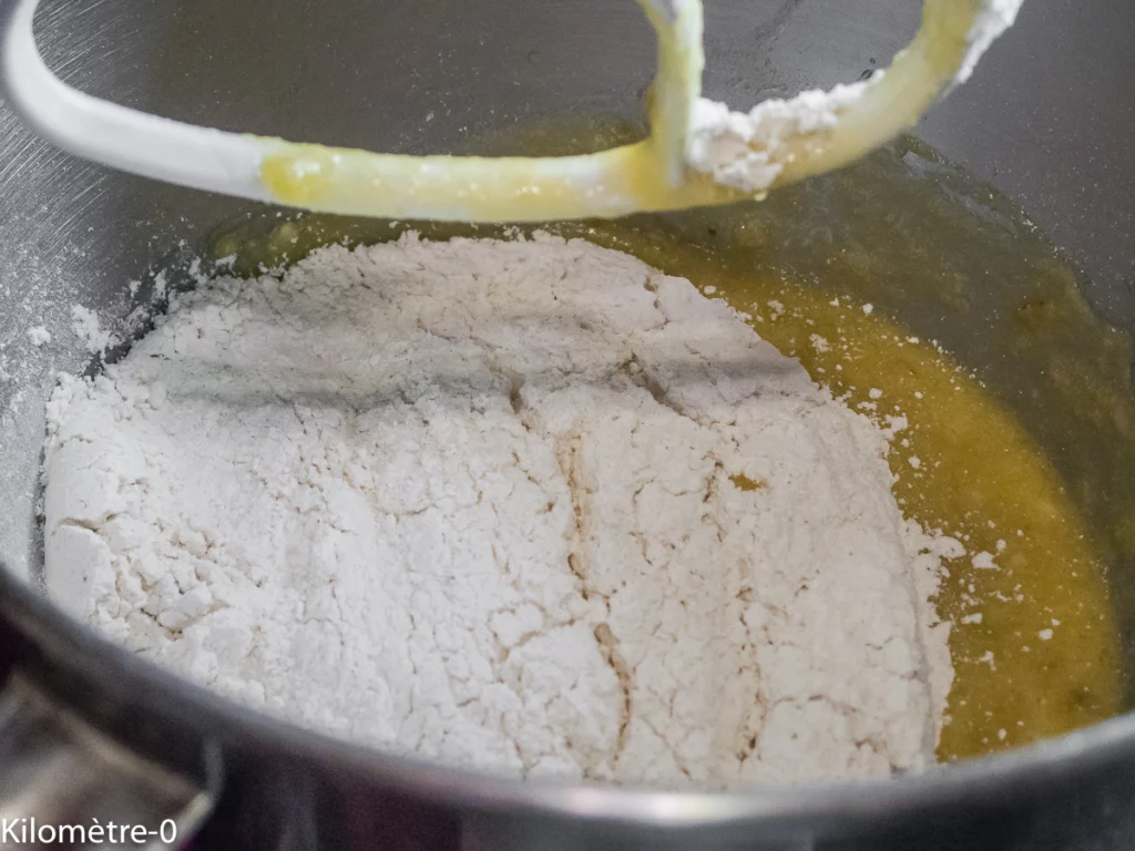 Cake à la noix de coco, cranberries et bananes de Nigella Lawson - Étape 4