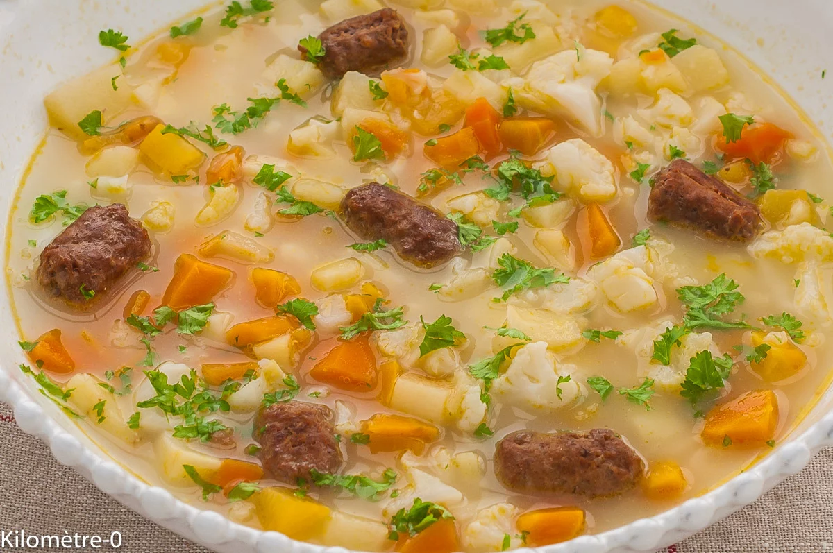 Photo de recette roumaine, soupe, légumes, boeuf, boulettes, facile, légère, bio, hiver, automne, panais, carotte, chou de Kilomètre-0, blog de cuisine réalisée à partir de produits de saison et issus de circuits courts