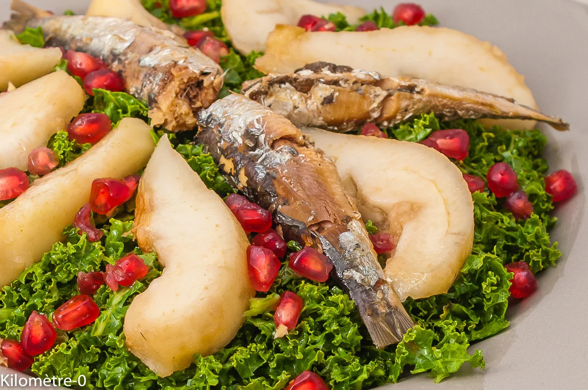 Photo de recette de salade composée, hiver, automne, fruits, grenade, poires, sardines, chou kale, bio, léger, rapide, heatlhy, Kilomètre-0, blog de cuisine réalisée à partir de produits de saison et issus de circuits courts