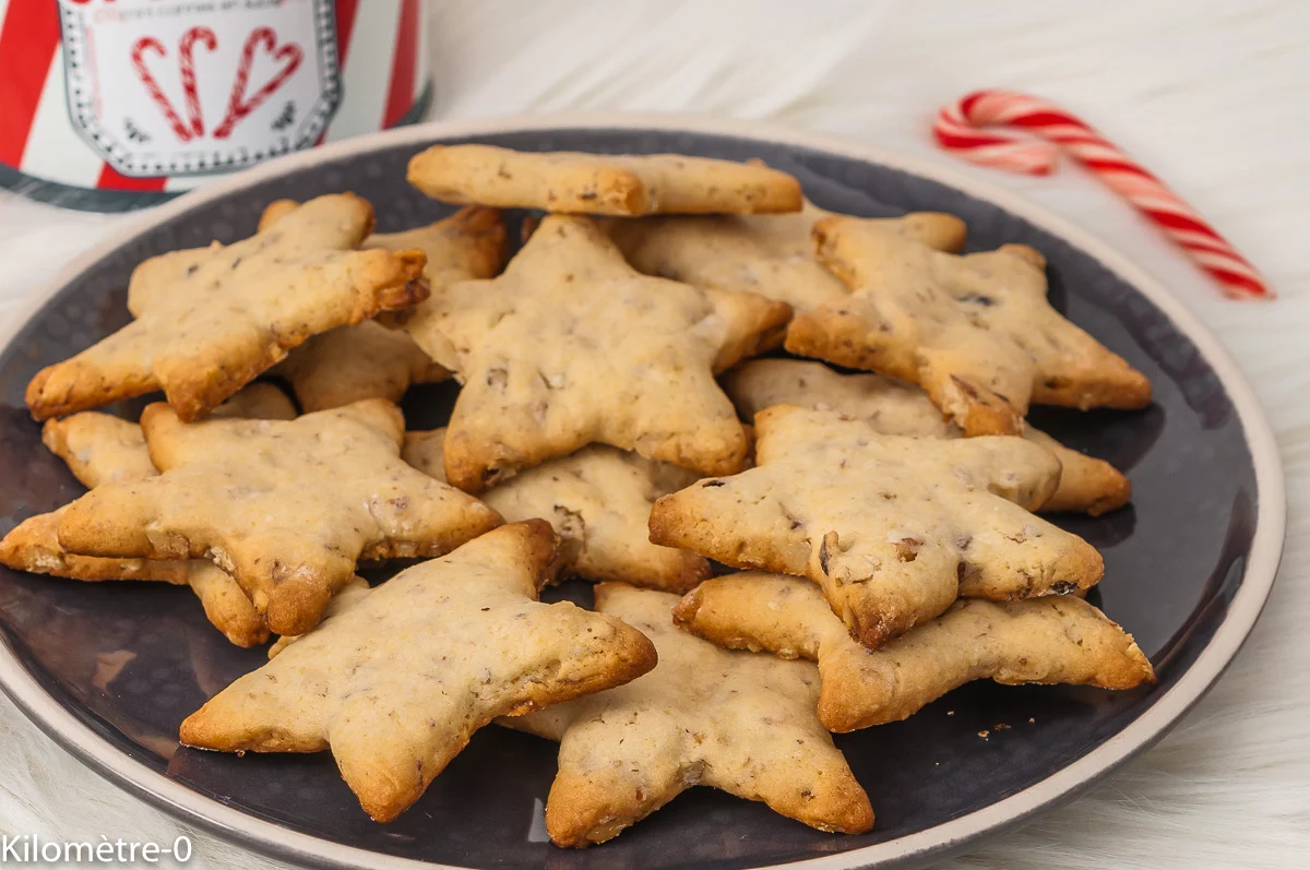 Photo de recette de Noël, cadeaux gourmands, sablés aux noix, sablés, bredele, petits fours, Alsace, biscuits, noix, facile, rapide, bio de Kilomètre-0, blog de cuisine réalisée à partir de produits de saison et issus de circuits courts