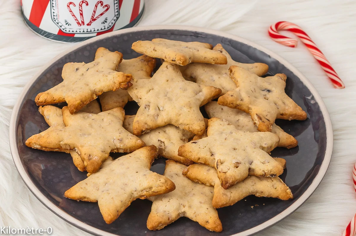 Photo de recette de Noël, cadeaux gourmands, sablés aux noix, sablés, bredele, petits fours, Alsace, biscuits, noix, facile, rapide, bio de Kilomètre-0, blog de cuisine réalisée à partir de produits de saison et issus de circuits courts