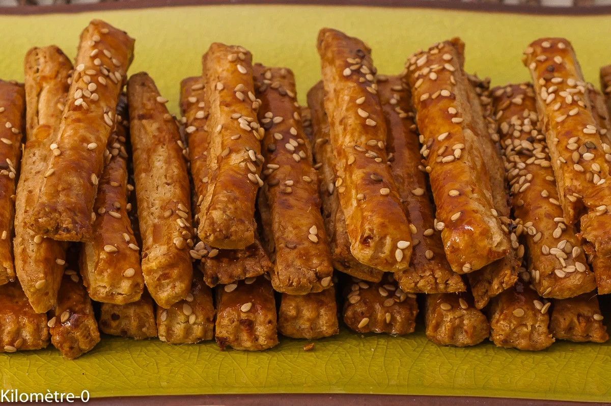 Photo de recette de Saratale, bâtonnets, croquants, fêta, cumin, cuisine roumaine, Roumanie, apéro, facile, économique, pas cher, Kilomètre-0, blog de cuisine réalisée à partir de produits de saison et issus de circuits courts