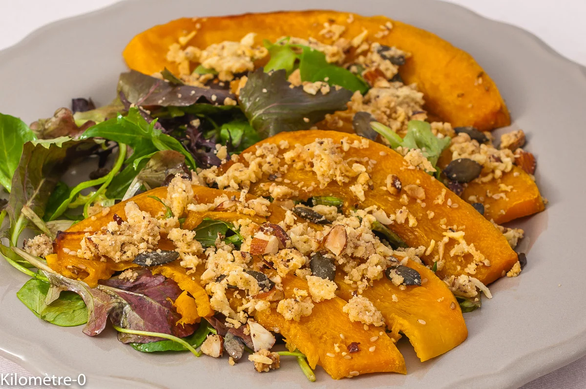 Photo de recette de courge, potimarron, crumble salé, noisettes, amandes, bio, courge rôtie, facile, automne, hiver, légumes, végétarien, healthy, Kilomètre-0, blog de cuisine réalisée à partir de produits de saison et issus de circuits courts