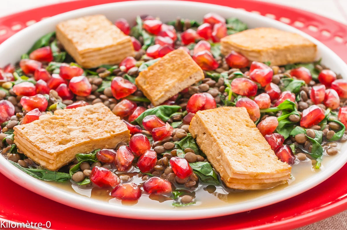 Photo de recette de lentilles, grenade, tofu, tofu fumé, épinards, légumes, végétarien, facile, healthy, Kilomètre-0, blog de cuisine réalisée à partir de produits de saison et issus de circuits courts