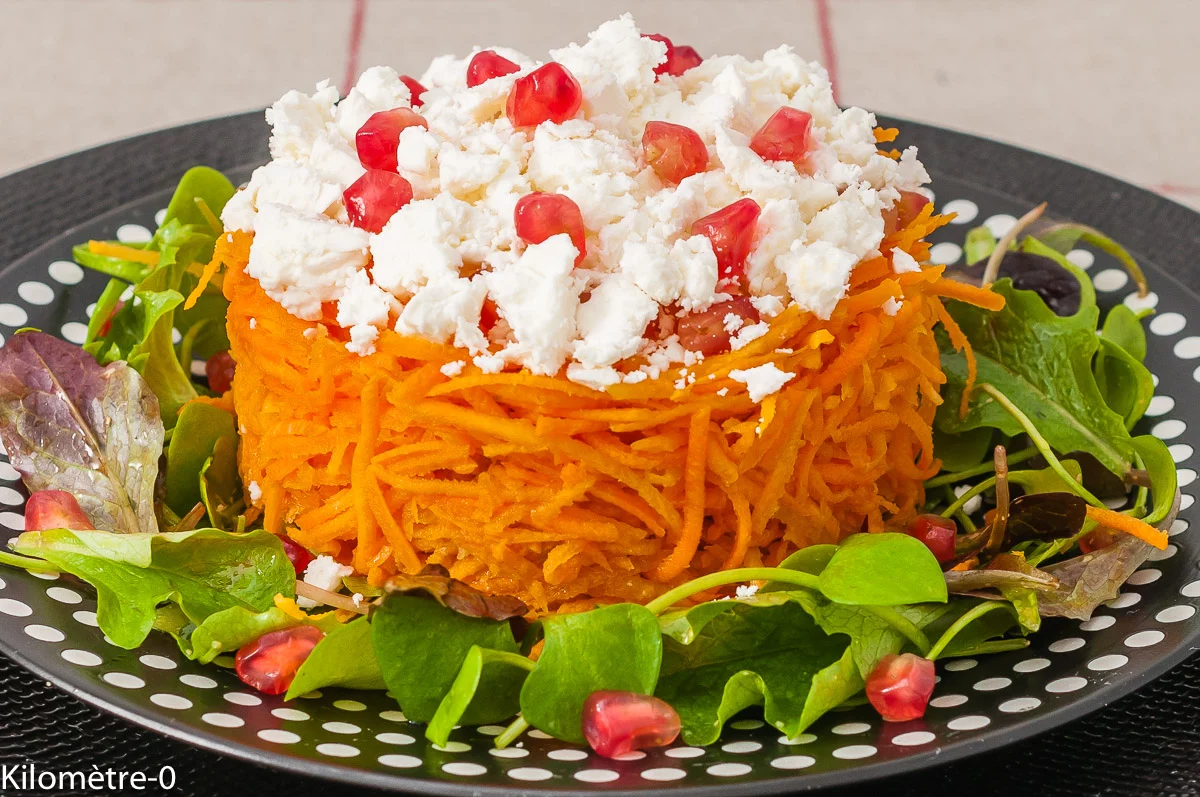 Photo de recette végétarienne, healthy, salade, salade composée, carottes râpées, crudités, fêta, fromage, fruit, grenade, bio, facile, rapide, léger de Kilomètre-0, blog de cuisine réalisée à partir de produits de saison et issus de circuits courts