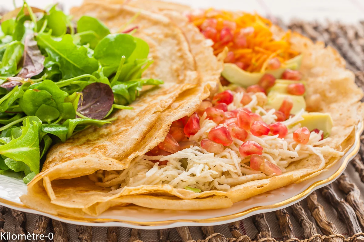 Photo de recette de crêpes salées aux crudités, facile, rapide, légumes, carottes, avocat, grenade, céleri, bio Kilomètre-0, blog de cuisine réalisée à partir de produits de saison et issus de circuits courts