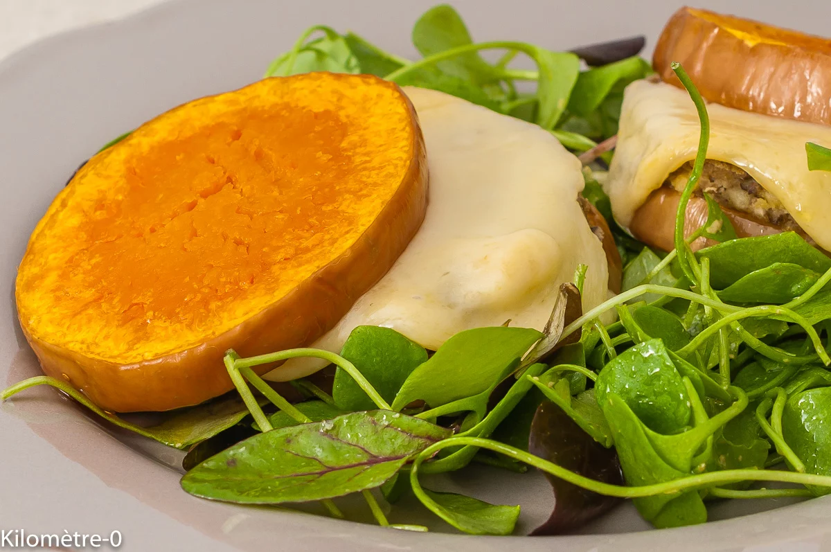 Photo de recette de burger végétarien, courge, butternut, lentilles, pois chiche, fromage à raclette, salade, mesclun, facile, healthy, légumes, automne, hiver, Kilomètre-0, blog de cuisine réalisée à partir de produits de saison et issus de circuits courts