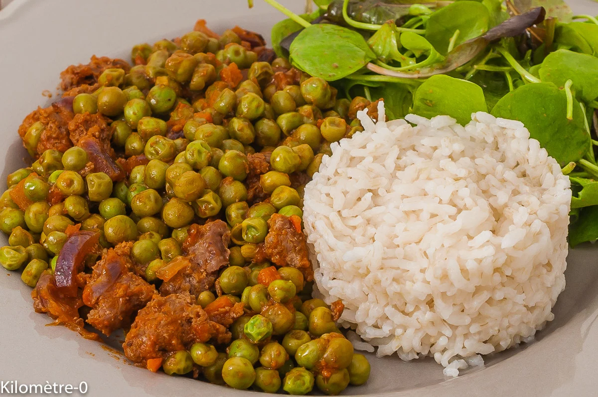 Photo de recette de boeuf, mijoté, petits pois, légumes, riz, sauce, merguez de boeuf, cuisine palestinienne, Palestine, cuisine du monde, facile, bio de Kilomètre-0, blog de cuisine réalisée à partir de produits de saison et issus de circuits courts