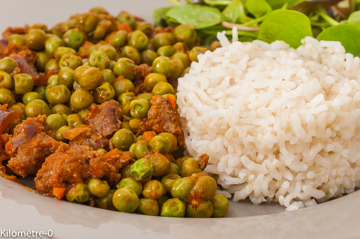 Photo de recette de boeuf, mijoté, petits pois, légumes, riz, sauce, merguez de boeuf, cuisine palestinienne, Palestine, cuisine du monde, facile, bio de  Kilomètre-0, blog de cuisine réalisée à partir de produits de saison et issus de circuits courts