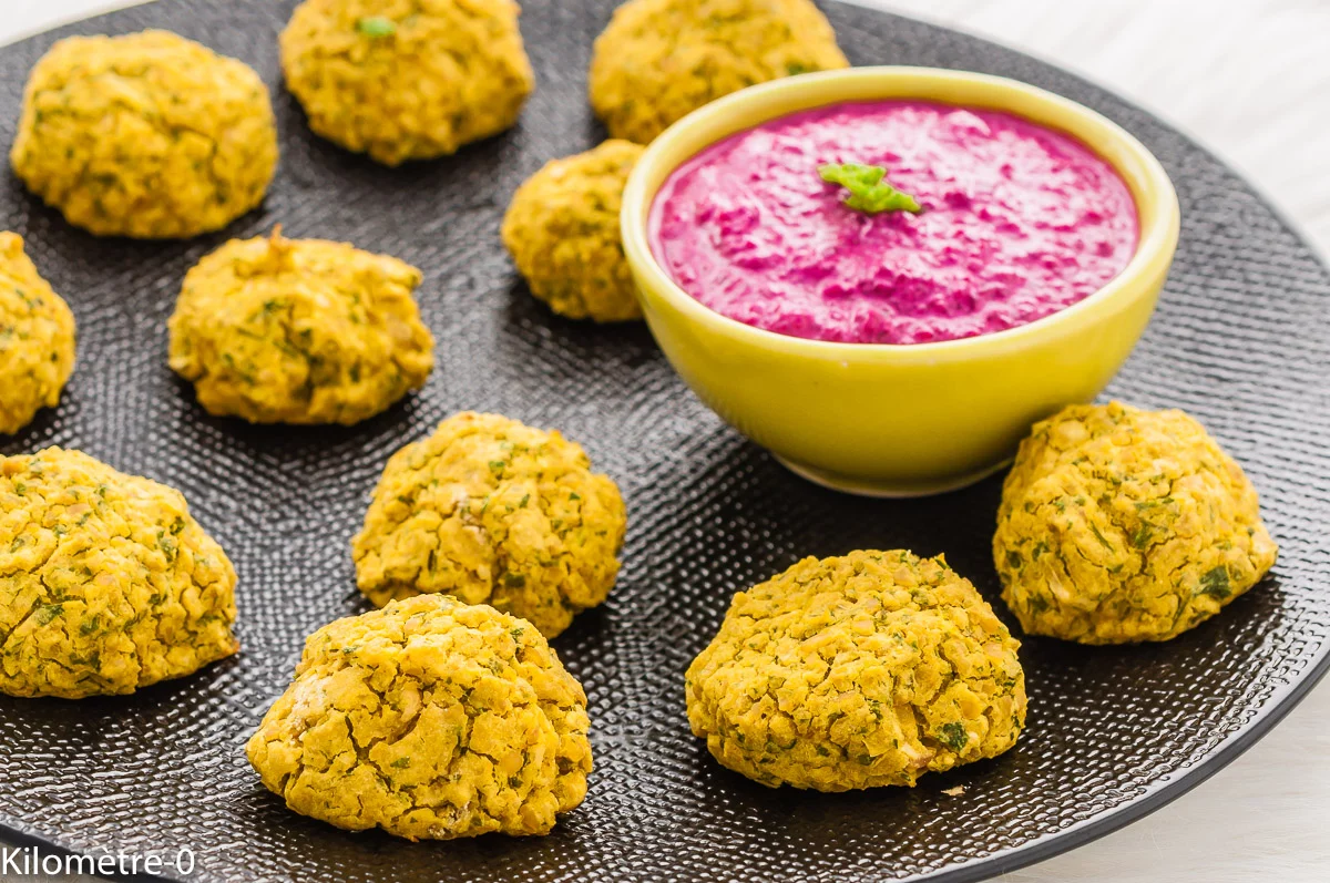Photo de recette de falafels, cuisine du monde, facile, healthy, végétarienne, pois chiches, betterave, sauce betterave, yaourt, persil, bio de Kilomètre-0, blog de cuisine réalisée à partir de produits de saison et issus de circuits courts