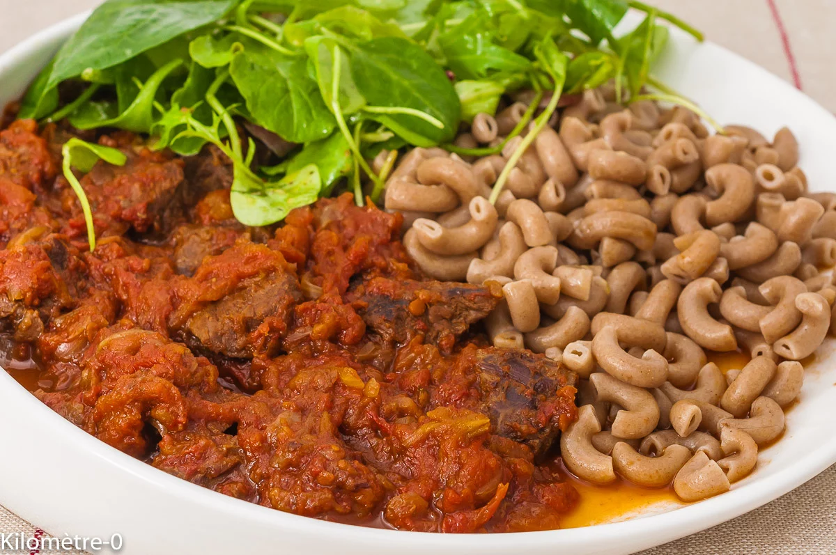 Photo de recette, gibier, mijoté, civet, cerf, biche, piment doux, badiane, tomates, facile, Kilomètre-0, blog de cuisine réalisée à partir de produits de saison et issus de circuits courts