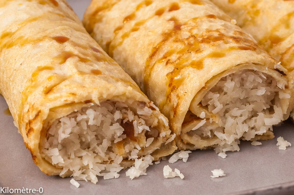 Photo de recette,tour du monde des crêpes et galettes,  cuisine indonésienne, Indonésie,  crêpes indonésiennes, noix de coco, lait de coco, coco, facile, végétarienne, crêpes du monde, cuisine du monde, cuisine étrangère, asiatique, dessert, Kilomètre-0, blog de cuisine réalisée à partir de produits de saison et issus de circuits courts