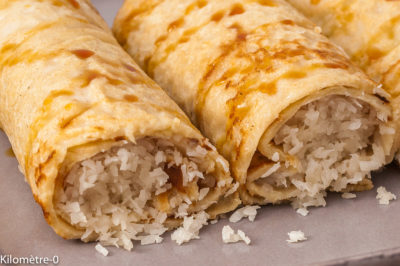 Photo de recette,tour du monde des crêpes et galettes,  cuisine indonésienne, Indonésie,  crêpes indonésiennes, noix de coco, lait de coco, coco, facile, végétarienne, crêpes du monde, cuisine du monde, cuisine étrangère, asiatique, dessert, Kilomètre-0, blog de cuisine réalisée à partir de produits de saison et issus de circuits courts