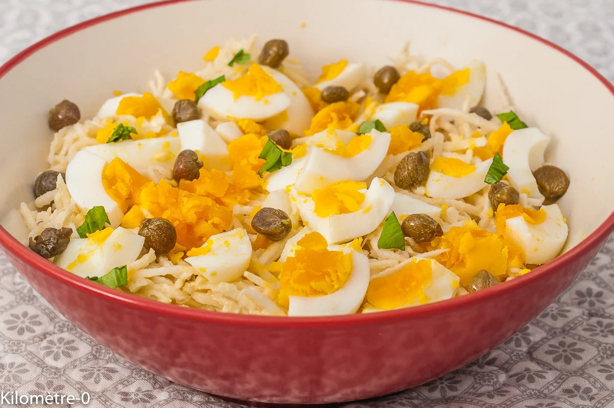 Photo de recette de salade, salade composée, céleri rave, légumes, crudités, oeufs, câpres, bio, facile, rapide, léger, végétarien, heatlhy, anti inflammatoire, Kilomètre-0, blog de cuisine réalisée à partir de produits de saison et issus de circuits courts