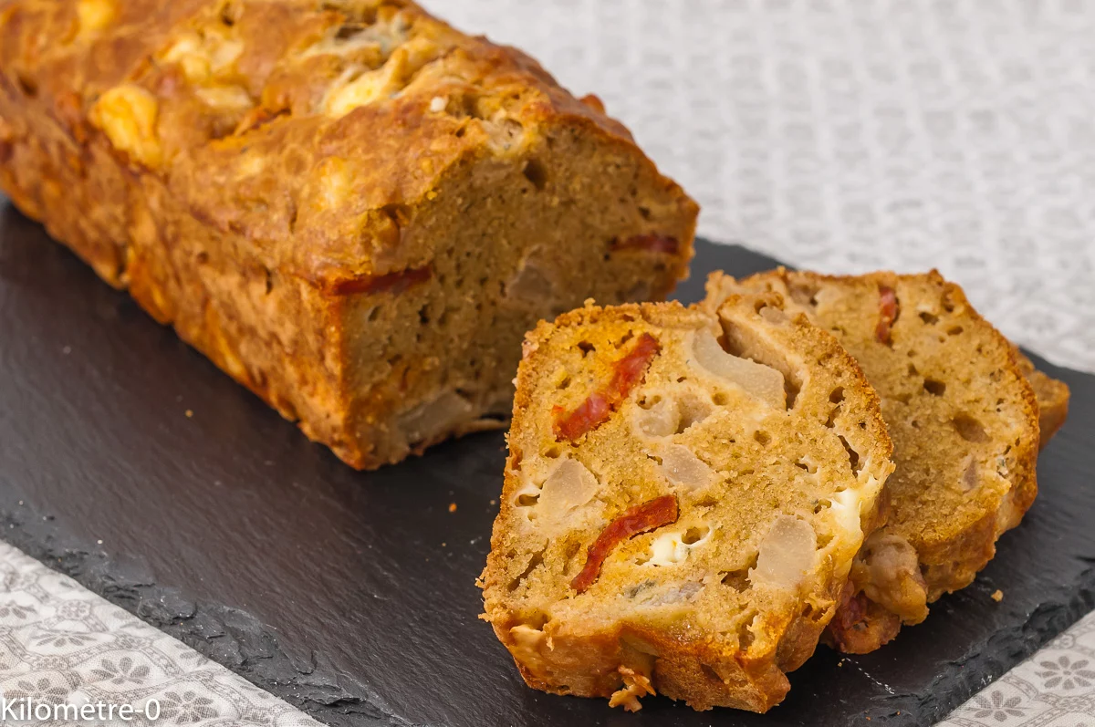 Photo de recette de cake salé, apéro, fruits, poires, chorizo, fromage, fourme d'Ambert, bleu, facile, rapide, légerKilomètre-0, blog de cuisine réalisée à partir de produits de saison et issus de circuits courts