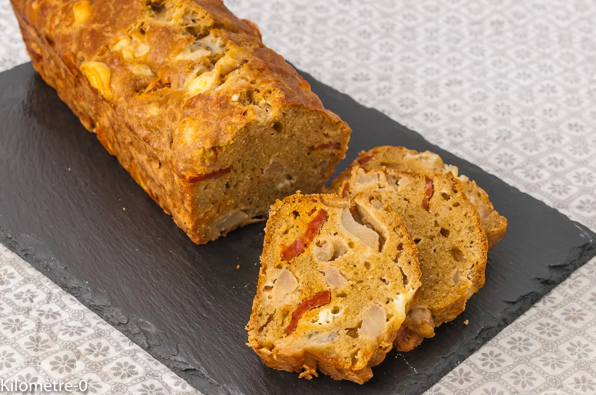 Photo de recette de cake salé, apéro, fruits, poires, chorizo, fromage, fourme d'Ambert, bleu, facile, rapide, légerKilomètre-0, blog de cuisine réalisée à partir de produits de saison et issus de circuits courts