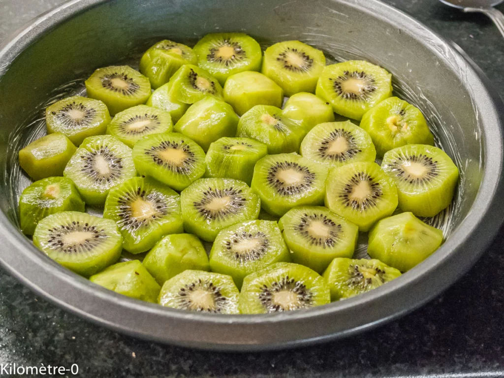 Gâteau renversé facile aux kiwis locaux - Étape 1