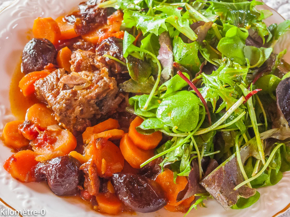 Photo de recette d'échine de porc, carottes, pruneaux, tomates, facile, mijoté, automne, hiver, Kilomètre-0, blog de cuisine réalisée à partir de produits de saison et issus de circuits courts