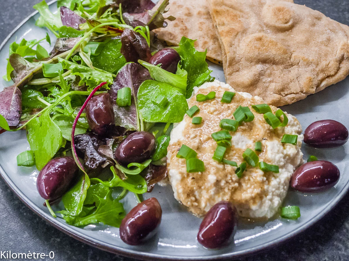 Photo de recette de naans, fêta, miel, olives, végétarienne, healthy, bio, pain plat, cuisine du monde, Kilomètre-0, blog de cuisine réalisée à partir de produits de saison et issus de circuits courts