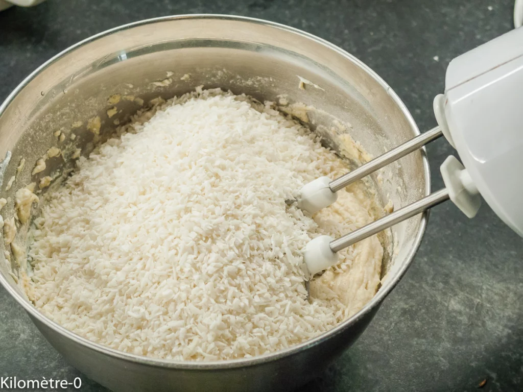 Pancake au fromage frais et à la semoule (syrniki) - Étape 4