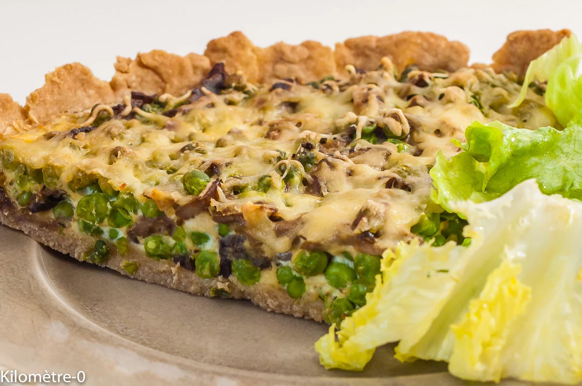 Photo de recette de quiche, tarte salée, végétarien, champignons, cèpes, petits pois, végétarien, healthy, Kilomètre-0, blog de cuisine réalisée à partir de produits de saison et issus de circuits courts