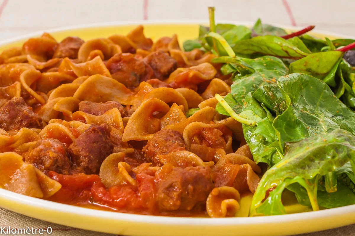 Photo de recette de goulash, boeuf, merguez, pâtes, cuisine du monde, cuisine américaine, Etats Unis, facile, tomates, bio, facile, rapide, Kilomètre-0, blog de cuisine réalisée à partir de produits de saison et issus de circuits courts