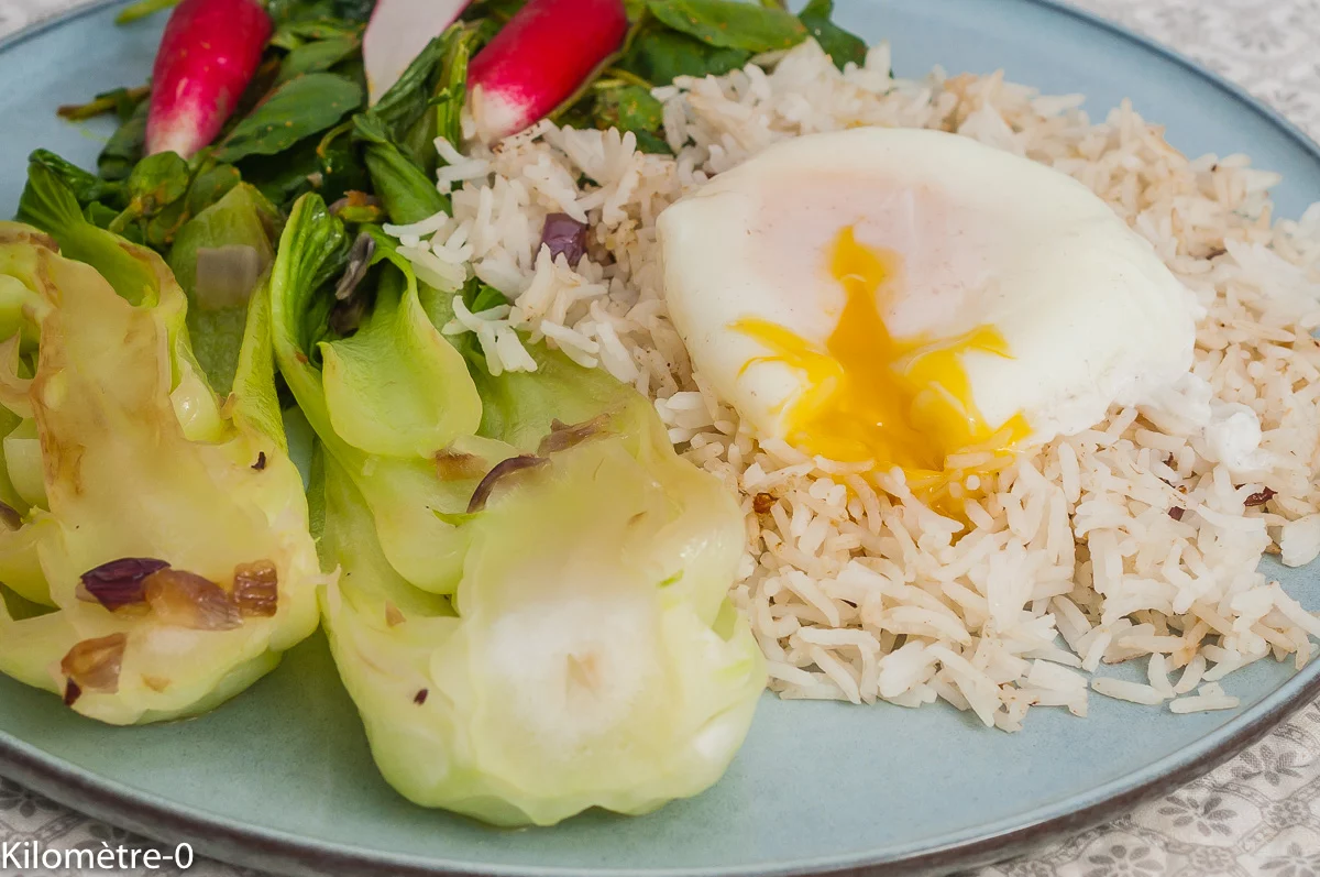 Photo de recette de riz sauté, chou, pak choi,oeuf poché, facile, végétarien, healthy, bio, rapide, Kilomètre-0, blog de cuisine réalisée à partir de produits de saison et issus de circuits courts
