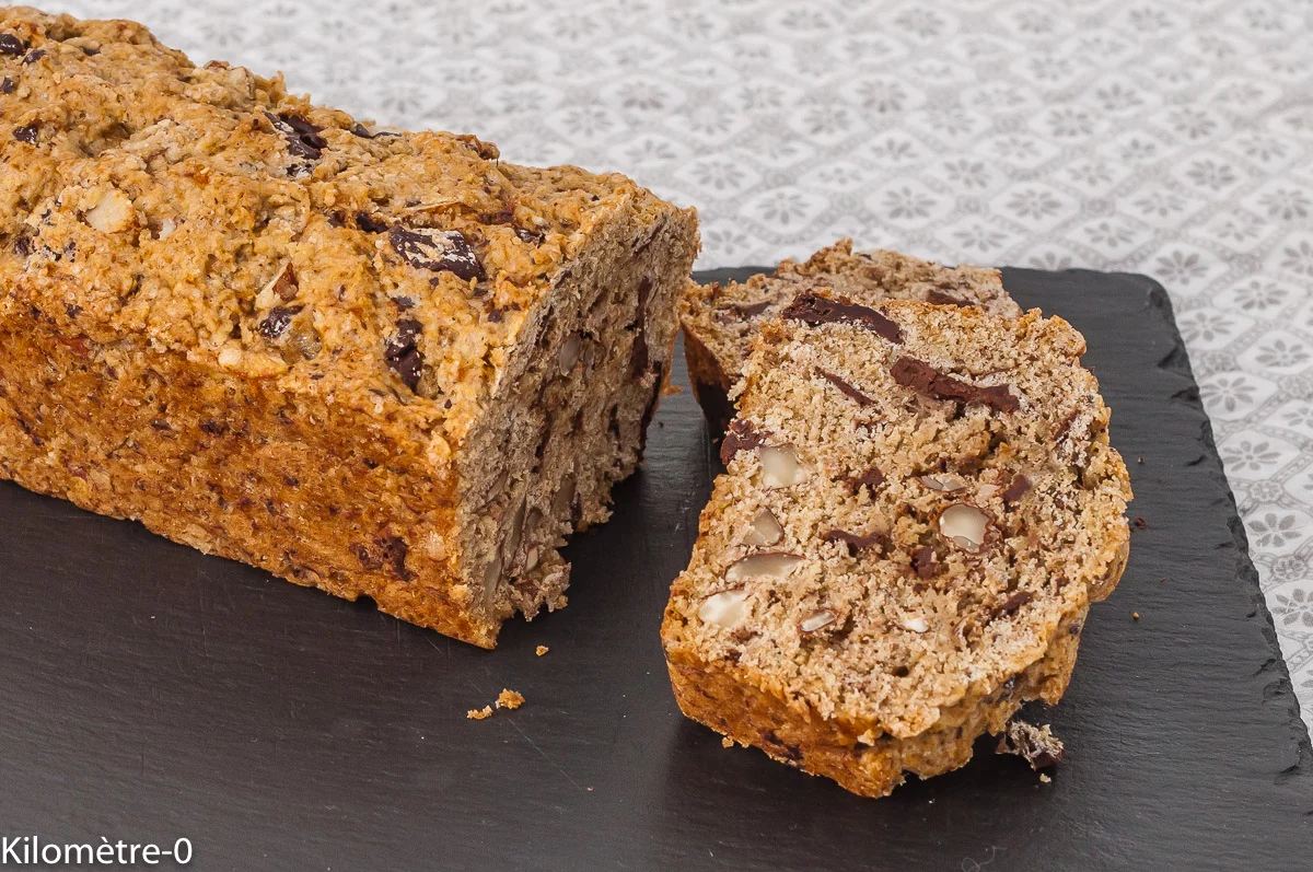 Photo de recette de banana bread, amandes, pépites de chocolat, bananes, dessert, cake, chocolat, facile, rapide, léger, healthy, petit déjeuner, goûter, Kilomètre-0, blog de cuisine réalisée à partir de produits de saison et issus de circuits courts