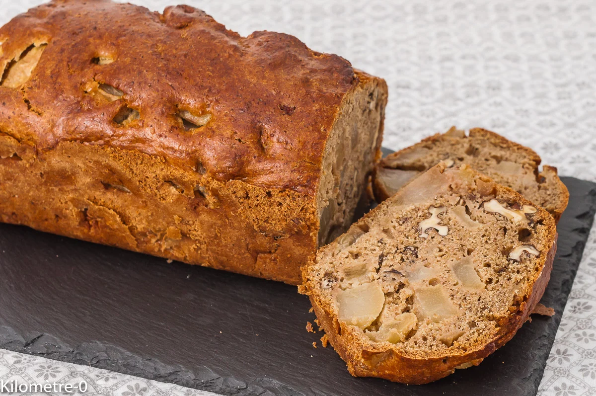 Photo de recette de cake, gâteau, gâteau du matin, poires, noix, noisette, facile, bio, healthy de Kilomètre-0, blog de cuisine réalisée à partir de produits de saison et issus de circuits courts