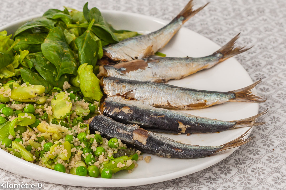 Photo de recette de sardines, poissons bleus, printemps, été, semoule,fèves, petits pois, fines herbes, Kilomètre-0, blog de cuisine réalisée à partir de produits de saison et issus de circuits courts