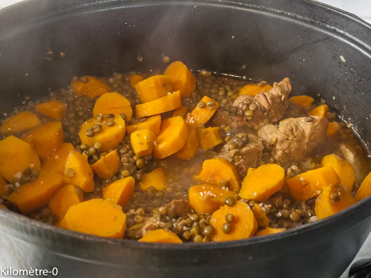 Photo de recette de porc, viande, échine de porc, lentilles, patates douces, facile, mijoté, hiver, automne, légumineuses, Kilomètre-0, blog de cuisine réalisée à partir de produits de saison et issus de circuits courts