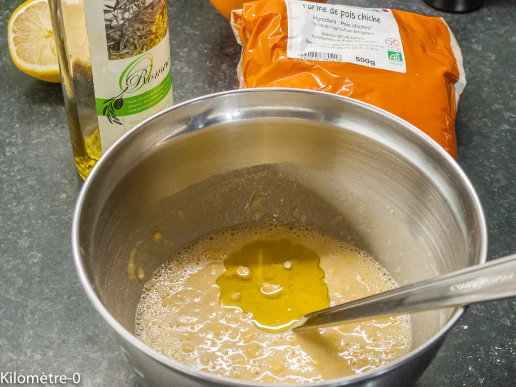 Socca aux oignons rouges, olives et anchois - Étape 1