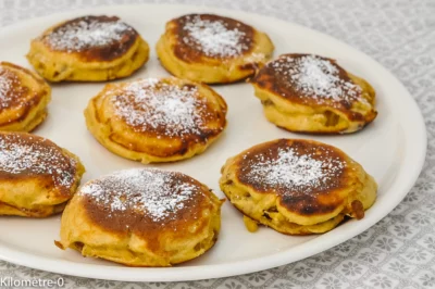 Photo de recette tour du monde des crêpes et galettes, anglaise, Royaume Uni, britannique, anglaise, crumpets, crêpes, petites crêpes, levure boulangère, fruits secs, facile, économique, goûter, bio, Kilomètre-0, blog de cuisine réalisée à partir de produits de saison et issus de circuits courts