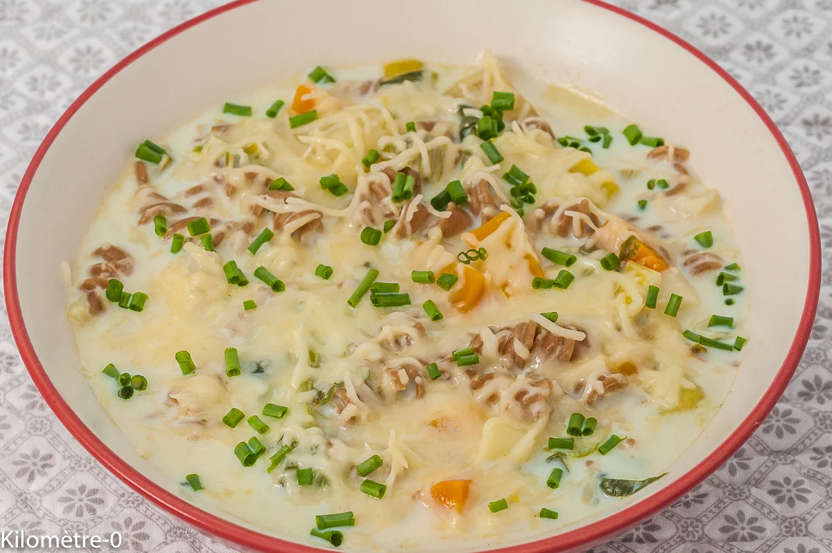 Photo de recette suisse, soupe, potage, minestrone, légumes, lait, pâtes, facile, complète, cuisine du monde, bio, légère, de Kilomètre-0, blog de cuisine réalisée à partir de produits de saison et issus de circuits courts