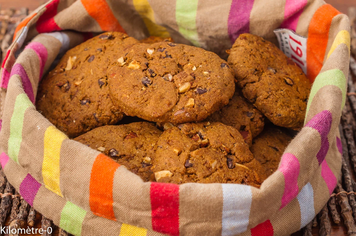 Photo de recette de cookies, facile, rapide, noisettes, amandes, chocolat, bio, épeautre, bio de Kilomètre-0, blog de cuisine réalisée à partir de produits de saison et issus de circuits courts