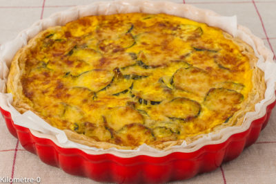 Photo de recette de quiche, tarte, salée, courgette, oignons nouveaux, curcuma, oeufs, végétarien, facile, emmental, bio Kilomètre-0, blog de cuisine réalisée à partir de produits de saison et issus de circuits courts