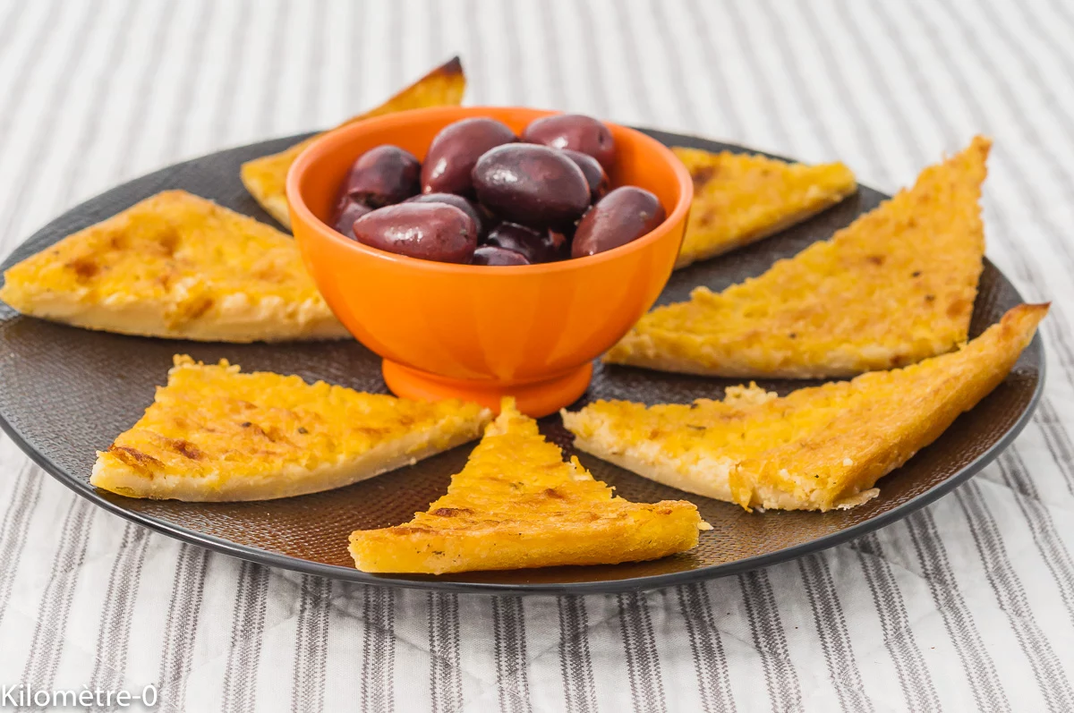 Photo de recette de farinata, galette de pois chiche, cuisine italienne, cuisine du monde, bio, végétarien, pois chiches, cuisine régionale, Ligurie, économique, galette, crêpes, Kilomètre-0, blog de cuisine réalisée à partir de produits de saison et issus de circuits courts