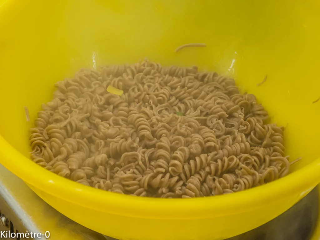 Pâtes et pois chiches aux légumes, œufs et fêta - Étape 14