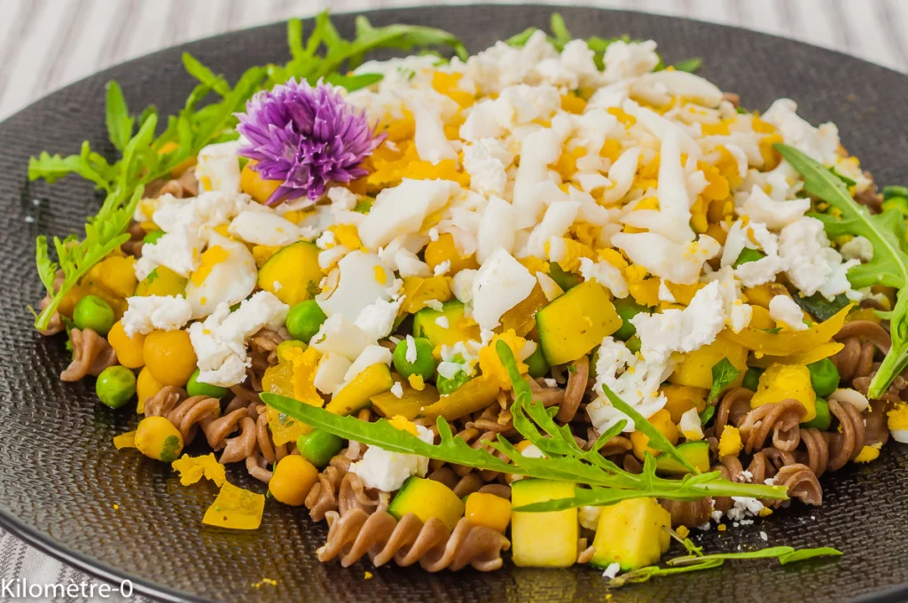 Pâtes et pois chiches aux légumes, œufs et fêta - Étape 15