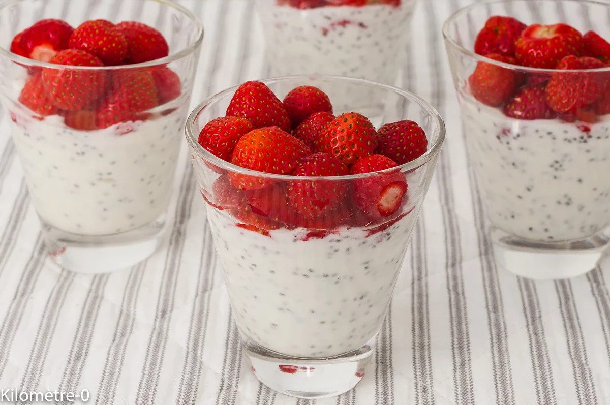 Photo de recette de yaourt, vanille, graines de chia, fraises, dessert facile, bio, rapide, fruits, printemps, été, fruits rouges, Kilomètre-0, blog de cuisine réalisée à partir de produits de saison et issus de circuits courts