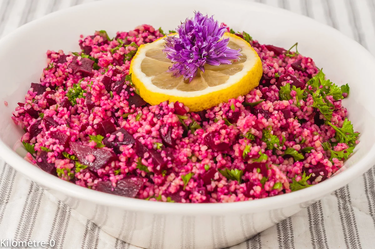 Photo de recette de semoule, betterave rouge, betterave cuite, persil, fines herbes, entrée, végétarienne, healthy, facile, bio, rapide, légumes, taboulé, Kilomètre-0, blog de cuisine réalisée à partir de produits de saison et issus de circuits courts
