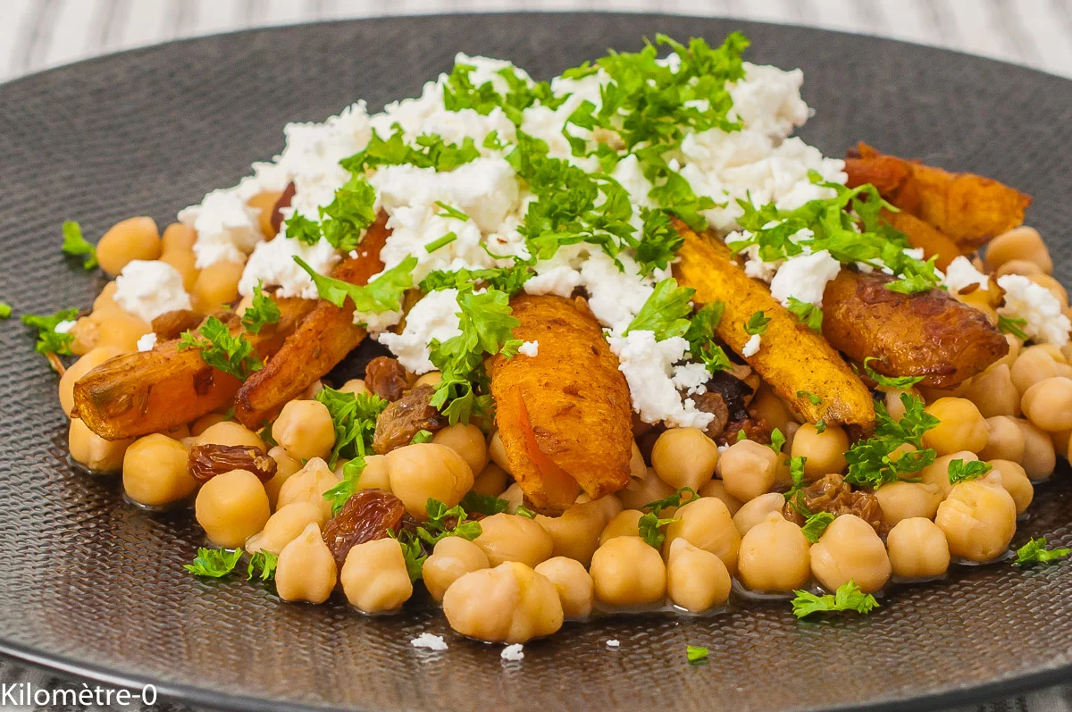 Photo de recette, végétairenne, salade, pois chiches, épices, légumes, healthy, bio, carottes, rôties, fêta, fromage, de Kilomètre-0, blog de cuisine réalisée à partir de produits de saison et issus de circuits courts