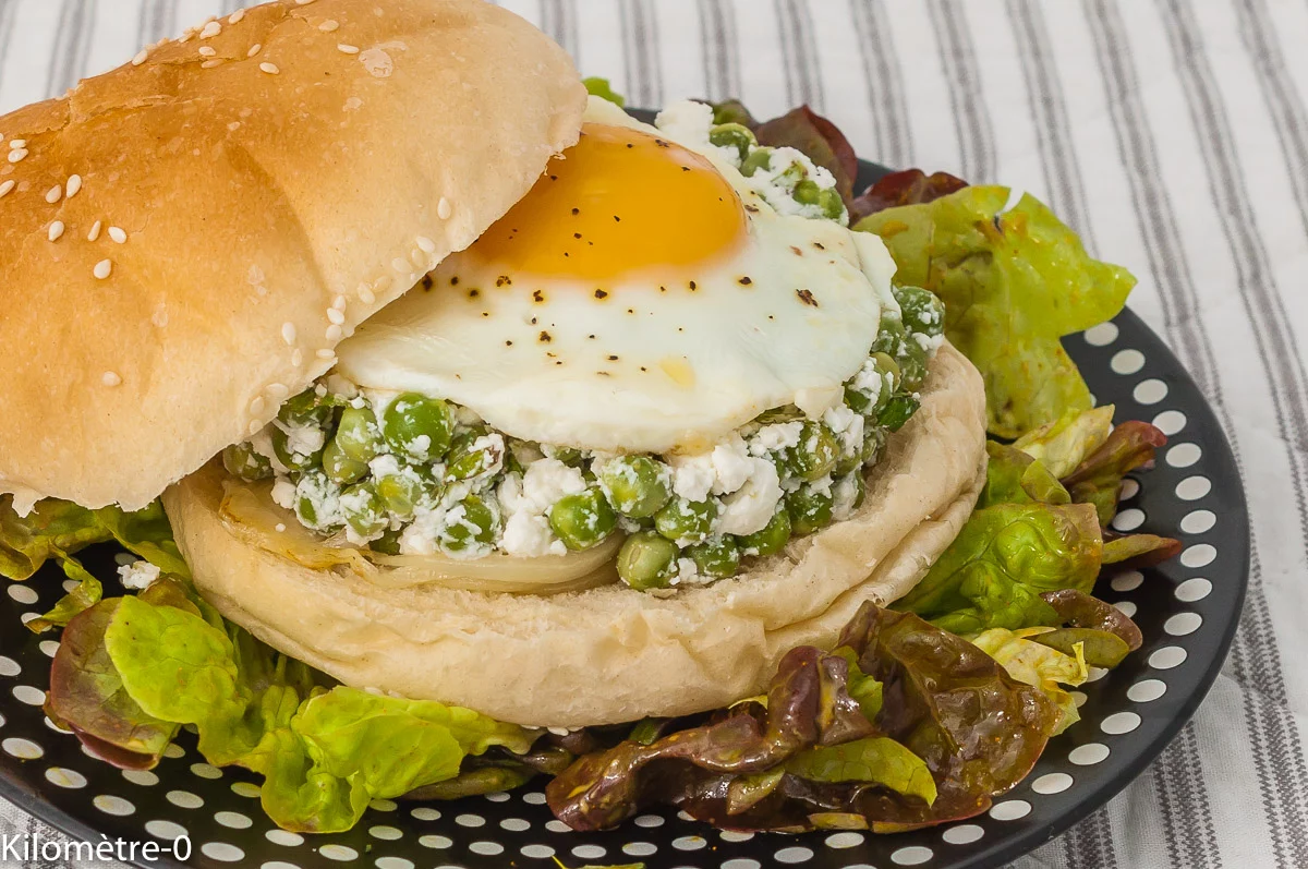 Photo de recette de burger végétarien petits pois, fêta, œuf, facile, végétarien, healthy, rapide, printemps, Kilomètre-0, blog de cuisine réalisée à partir de produits de saison et issus de circuits courts